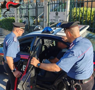 Fermo - Ubriaco in caserma aggredisce carabinieri e sanitari, arrestato